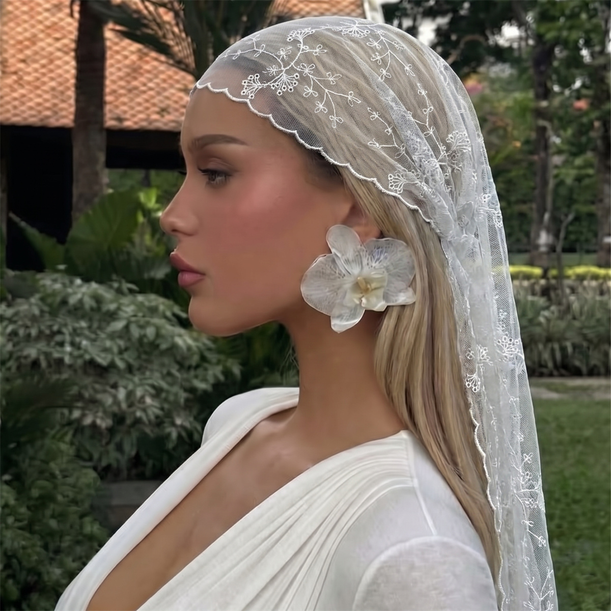 Head Wrap Turban - ผ้าคลุมศีรษะลูกไม้ลายดอกไม้สีขาวสำหรับผู้หญิง ผ้าโปร่งบางผูกด้านหลัง ผ้าพันคอแบบผูก ผ้าพันคอคลุมผม ผ้าพันคอคลุมคอสุดหรู ผ้าคลุมศีรษะเจ้าสาว